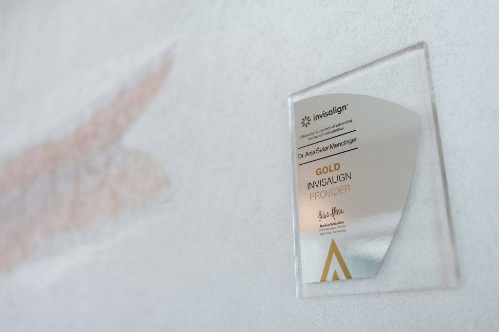 Invisalign plaketa Ortea